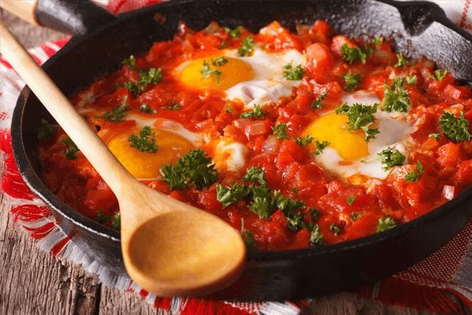 scrambled eggs with tomato and sweet pepper