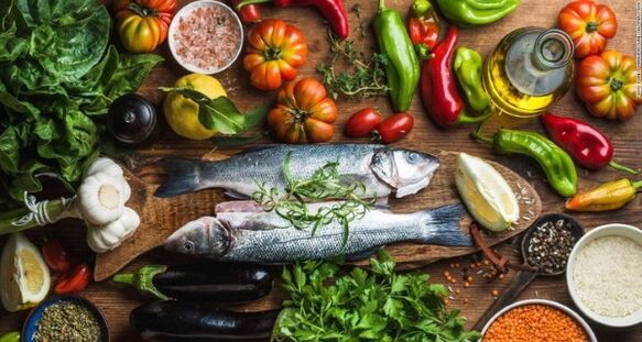 Fish and vegetables are the main products in the Mediterranean diet for weight loss. 