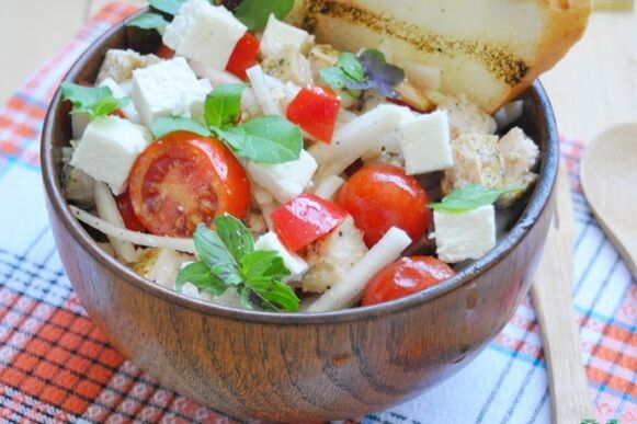 Grain salad with basmati rice for those who want to lose weight with a Mediterranean diet