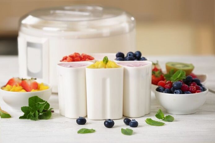 fruit slimming and berry yogurt